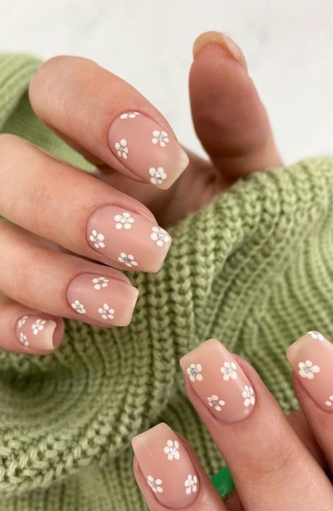 55. Pretty white flower nude nails Here comes the sun. Chase the sun and enjoy the warmth everywhere you go. Before you go out, get... Design Ongles Courts, White Summer Nails, Dot Nail Art, Nude Nail Designs, Manicure Gel, Her Nails, Flower Nail Designs, Nails White, Dots Nails