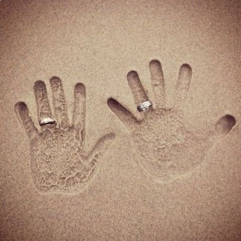 Foto Pertunangan, Ideas Bodas, Weddings Beach, Dream Beach Wedding, Honeymoon Photos, Pre Wedding Photoshoot Outdoor, Wedding Picture Poses, Beautiful Beach Wedding, Beach Wedding Inspiration