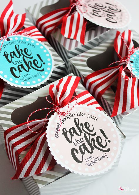 Fun gift idea for teacher appreciation: package up mini Bundt cakes with fun printable tags. Free printables included! Teacher Appreciation, Pre K, Natal, Appreciation Gifts Diy, Staff Appreciation Gifts, Employee Appreciation Gifts, Teacher Appreciation Gifts Diy, Thank You Gifts, Staff Gifts