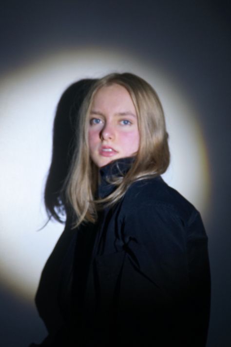 Portrait of Delfina, a blonde girl with hair to her shoulders. A flashlight is lightening her in the shape of a circle Aesthetic Human Photography, Pretty Lighting Photography, Photography Light And Shadow, Off Camera Flash Portraits, Front Flash Photography, Portrait Flash Photography, Portrait Lighting Photography, Back Lighting Photography, Light Reference Photography