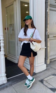 Summer New York Outfits, Urban Street Style Women, Mode Old School, 00s Outfits, Outfits New York, Campus Outfit, Ny Outfits, Alledaagse Outfits, New York Outfit