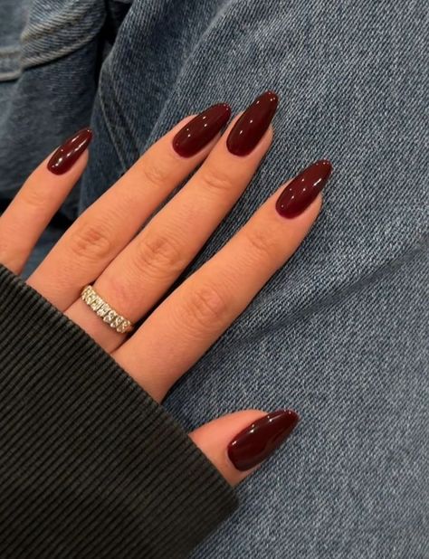 Short Nail Burgundy, Oval Nails Maroon, Oval Nails Dark, Dark Red Oval Nails, Short Burgundy Nails, Nail Desings, Kutek Disney, Wine Nails, Dark Red Nails