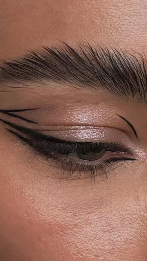 #prommakeup #makeuptrends #makeupinspo #prominspo Ideas For Eyeliner, Two Eyeliner Makeup, Make Up Eyeliner Ideas, Eyes Liner Styles, Eye Make Up Aesthetic, Make Up With Eyeliner, Makeup Looks With Eyeliner, Make Up No Make Up Look, Makeup Eyeliner Ideas