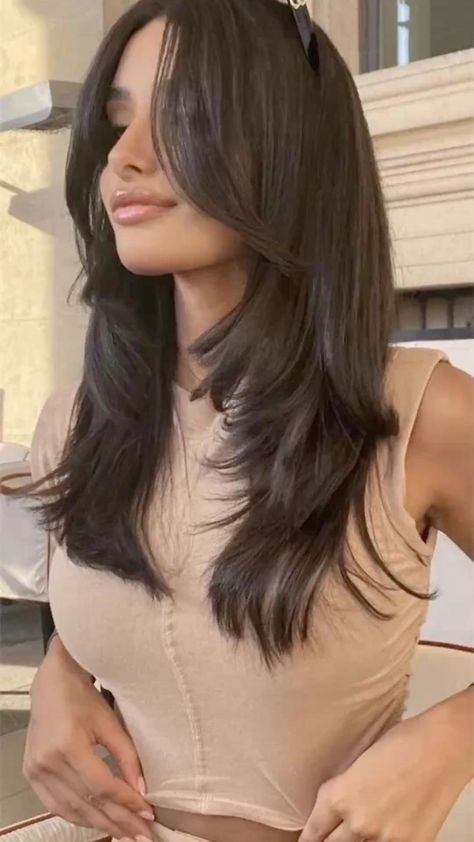 Italian Women Hair, Wolfcut For Long Hair, Wolfcut Long Hair Straight, Dramatic Curtain Bangs, Wolfcut Layered Hair, Long Wolfcut Haircut With Curtain Bangs, Brown Hair Medium Length Layers, Wolfcut Hair With Bangs, Long Hair With Layers And Curtain Bangs Brunettes