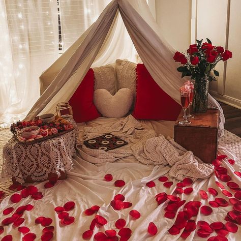 Date Night Decor, Romantic Home Dates, Romantic Valentines Dinner, Romantic Valentines Day Ideas, Valentines Date Ideas, At Home Dates, Day Date Ideas, Romantic Date Night Ideas, At Home Date Nights