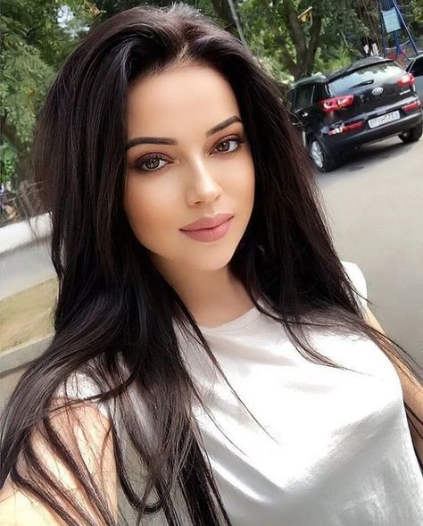 HOOD RATZ... - Wow Gallery Brunette Hair, Rambut Brunette, Brunette Models, Business Hairstyles, 짧은 머리, Long Black Hair, Beautiful Women Faces, Hair Color Trends, Long Black