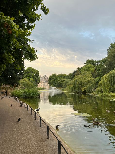 Aesthetic England Pictures, Spring Aesthetic London, Running In London, Spring London Aesthetic, London In Spring Aesthetic, London Aesthetic Spring, London In Summer Aesthetic, West London Aesthetic, London Park Aesthetic