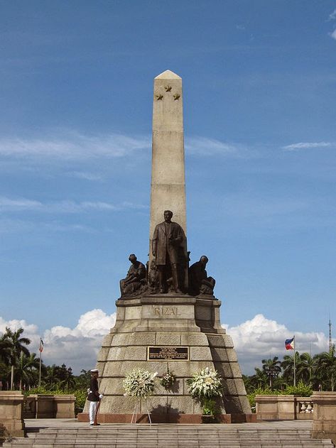 10 Most Famous Travel Destinations In Philippines | Rizal Monument at Rizal Park in Manila, Philippines Rizal Park Manila, Rizal Monument, Luneta Park, Rizal Park, Filipino Architecture, Philippine Holidays, Jose Rizal, Philippines Culture, Filipino Culture