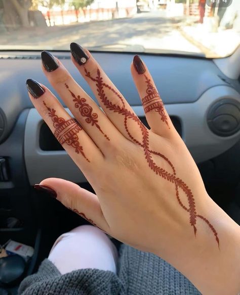 Back Hand Mehndi Designs Stylish, Simple Henna Designs Hand, Wrist Henna, Henna Designs Wrist, Tato Henna, Circle Mehndi, Heena Design, मेहंदी डिजाइन, Finger Henna Designs