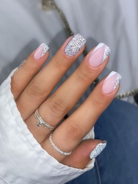 Short white and silver glitter nails with chevron tips White Chrome Nails, White Gel Nails, Silver Nail Designs, White Tip Nails, New Years Nail Designs, Silver Glitter Nails, White And Silver Nails, Glitter Nails Acrylic, White Chrome