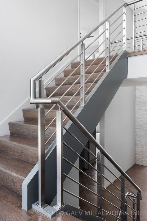 Railing Stainless Steel, Reling Design, Stainless Steel Stair Railing, Steel Stairs Design, Stainless Steel Staircase, Steel Stair Railing, Steel Railing Design, Stairs Railing, Modern Stair Railing