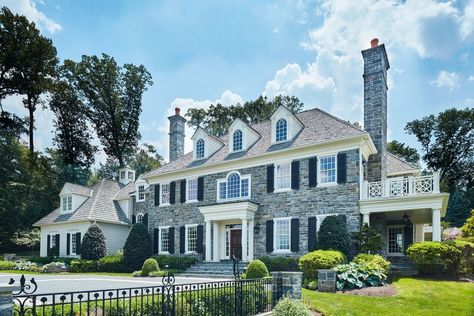 View 24 photos of this $3,000,000, 5 bed, 8.0 bath, 9085 sqft single family home located at 103 Mill View Ln, Newtown Square, PA 19073 built in 2002. MLS # 7005010. Traditional Home Exteriors, Colonial Mansion, Southern Mansions, Colonial Exterior, Colonial Style Homes, Georgian Architecture, Front House Landscaping, Craftsman Style House Plans, Architecture Exterior