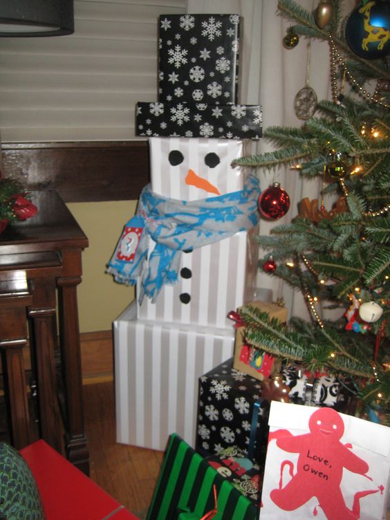 Snowman gift tower. Christmas gift wrap. Could b used for when Elf leaves them presents on the last day ( Christmas Eve)