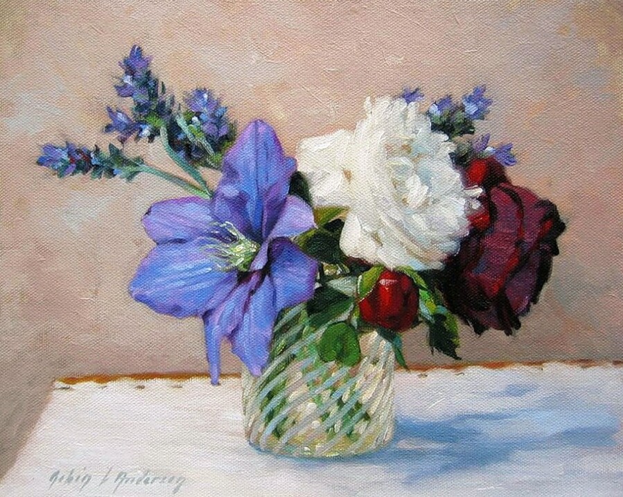 Periwinkle_Clematis_with_White_and_Red_Roses_in_a_Spral_Glass_yapfiles.ru.jpg