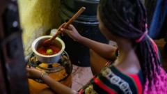 Femme cuisinant avec du gaz GPL provenant d'une bouteille