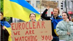 Проукраинская демонстрация у офиса Euroclear в Брюсселе 11 апреля 2024 года