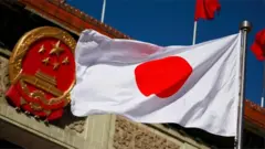 日本国旗和中国国徽