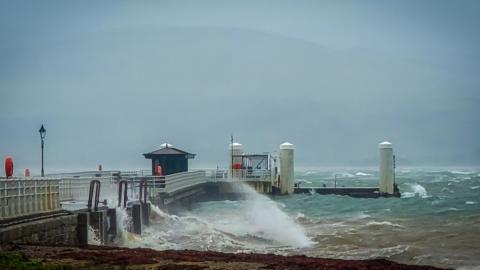 Tonnau'n taro pier Biwmares ddydd Mercher