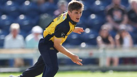 Andy Gorvin bowling for Glamorgan