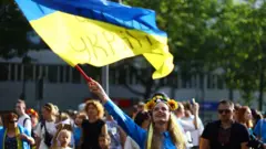 девушка с флагом Украины