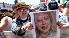 Сторонница партии Джорджи Мелони держит плакат с ее изображением