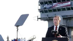 George W. Bush lors de son célèbre discours "mission accomplie" le 1er mai 2003