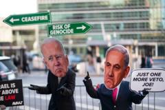 Люди в масках Байдена и Нетаньяху пикетируют здание ООН в Нью-Йорке