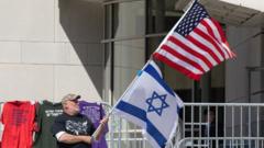 Homme avec les drapeaux américain et israélien