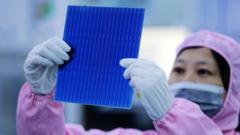 Работница линии производства солнечных батарей на заводе в Янчжоу