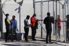 Des demandeurs d'asile devant un centre d'accueil près de Nicosie, le 9 novembre 2021.