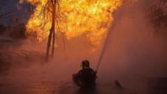Un pompier travaille sur les lieux d'un incendie après une attaque de missile russe