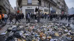 Des tas d'ordures dans lune rue à Paris