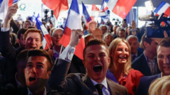Сторонники французской ультраправой партии «Национальное объединение» празднуют победу