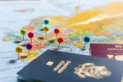 Passeports sur une carte avec des épingles