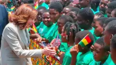 Kamala Harris accueillie par de jeunes Ghanaéens