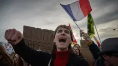 Des manifestants scandent des slogans contre le gouvernement français lors de manifestations sur la place de la Concorde.