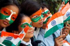 Des écoliers indiens avec les couleurs nationales peintes