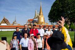 Một nhóm du khách Trung Quốc chụp ảnh tại Cung điện Hoàng gia Thái Lan ở Bangkok