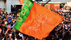Un drapeau du BJP est brandi lors d'un rassemblement