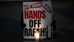 Плакат, призывающий к окончанию боевых действий в Рафахе