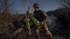 une personne chargeant de l'artillerie sur le champ de bataille en ukraine