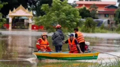 တောင်ငူရေကြီးမှုမှာ စက်တင်ဘာလ ၁၃ ရက်နေ့တုန်းက ကူညီ ကယ်ဆယ်ရေးလုပ်နေသူတွေ 