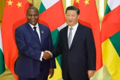 Le président chinois Xi Jinping (à droite) serre la main du président de la République centrafricaine, Faustin-Archange Touadera.