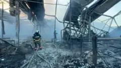 Развалины гипермаркета «Эпицентр» в Харькове после российских авиаударов 25 мая 