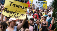 در «سانتا کروز د تنریف»، معترضان تابلوهایی در دست داشتند که روی آن نوشته شده بود «گردشگر - به سرزمین من احترام بگذار!» و «جزایر قناری محدودیت دارند»
