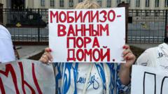 Плакаты жен и матерей, собравшихся у Минобороны в Москве.