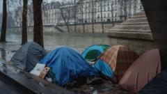 Палаточный лагерь под мостом в Париже