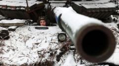 Un soldat ukrainien regarde à l'extérieur d'un char alors qu'il tient sa position près de la ville de Bakhmut, dans la région de Donetsk, le 13 décembre 2023.