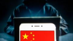 телефон с китайским флагом на фоне фигуры хакера