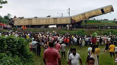 Pipo wey dey di site of collision between express passenger train and goods train in Nirmaljote, near Rangapani station in India West Bangal state on June 17, 2024